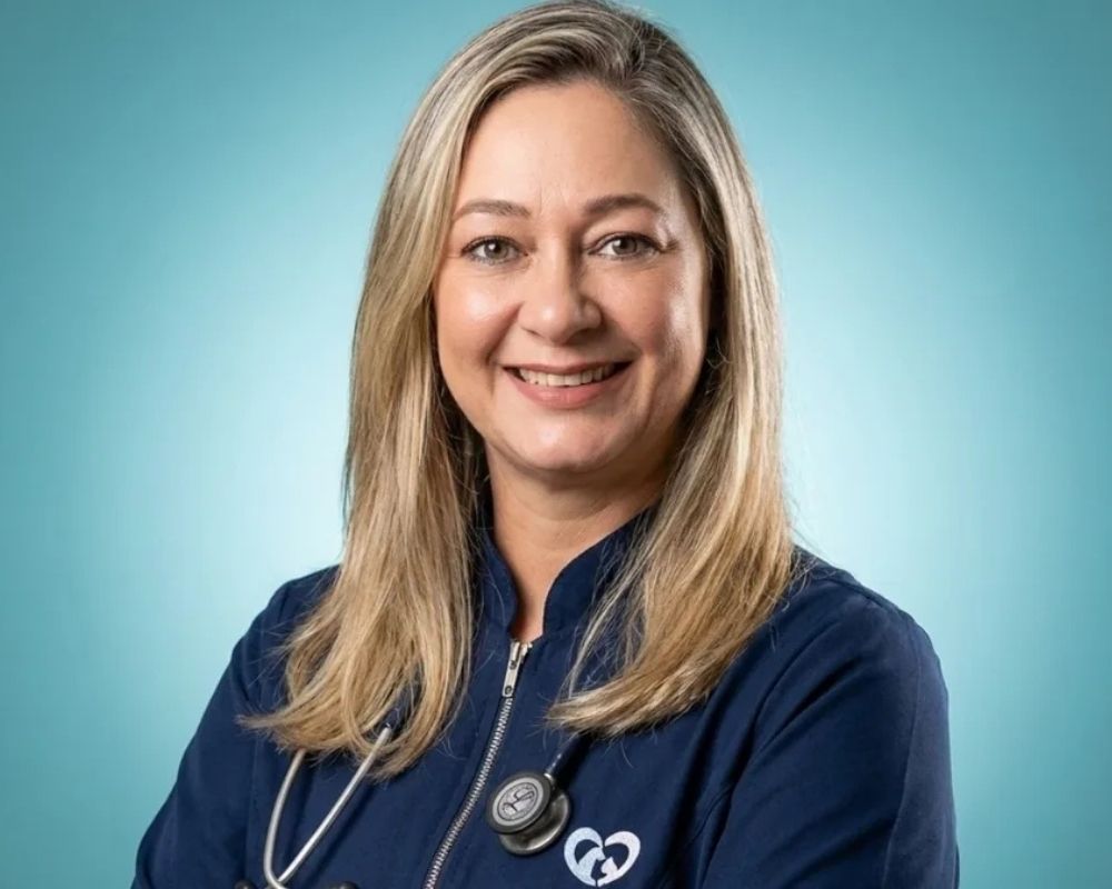 Dra. Anna Carolina Aleixo, veterinária domiciliar, chegando para atender um pet em residência de Atibaia